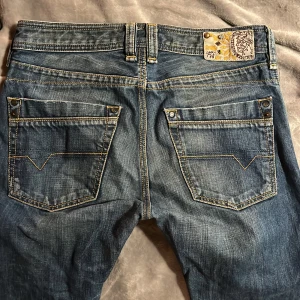 Diesel jeans - väldigt snygga lågmidjade diesel jeans. passar ca 169-174cm. midjemått: 78 cm || innerbenet: 85 cm 🪐