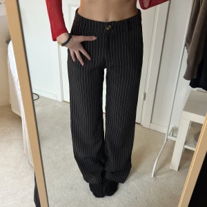 Långa kostymbyxor  - Randiga kostymbyxor från venderbys Långa och raka i modellen, hög midja  Bra skick, knappt använda Skriv för fler bilder!!