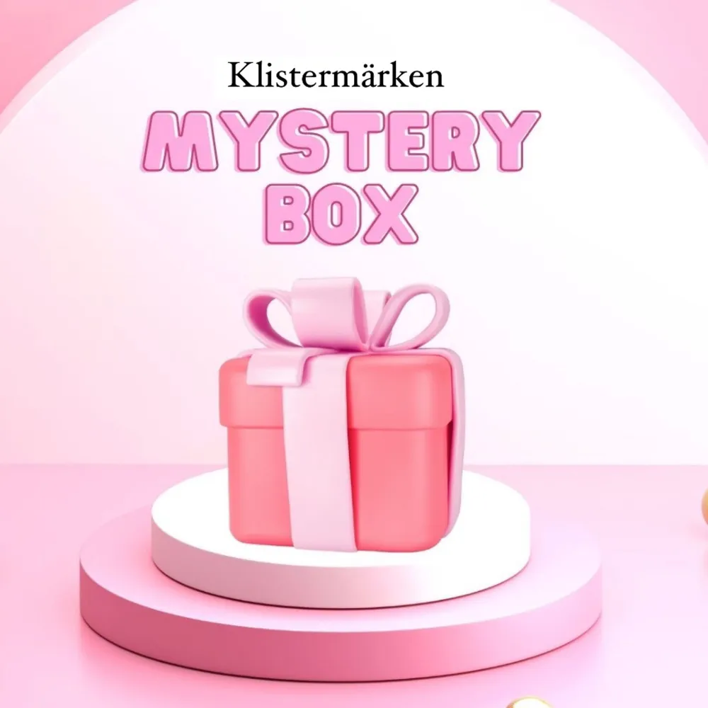 Jag packar en mysterybox med klistermärken åt dig! Du kan ge tips som färg, tema & aesthetics! 💓 Frakten är på 15 kronor! (Kan vara både det förra materialet & det nya vattentåligare materialet) 🩷. Accessoarer.