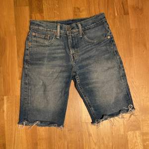 Levi’s 511 korta jeans i storlek W28. 