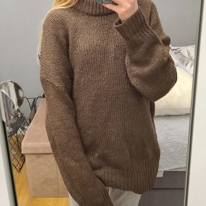 Brun stickad tröja - Säljer denna bruna stickade tröja som inte kommer till användning längre. Köpte förra året och har använt några gånger men är fortfarande i fint skick.