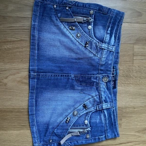 Jeanskjol med fina detaljer  - Storlek S. Säljer då den tyvärr är för liten för mig. Jättefina och coola detaljer!! För fler bilder/info kontakta mig i DM😇💓