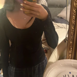 Svart basic tröja - Säljer denna svarta basic tröja som är ett jätte fint basplagg. Säljer pågrund utav att jag köpte fel storlek. Som ny knappt använt.