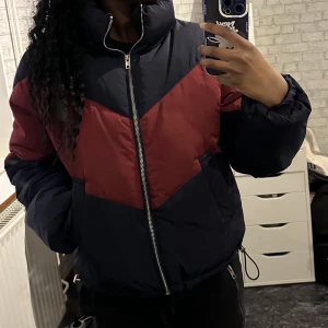 Jacka - Jättefin jacka som tyvärr inte har använts så mycket. Väldigt varm o skön. Från HMs kollektion med Tiffany Young  2018. 