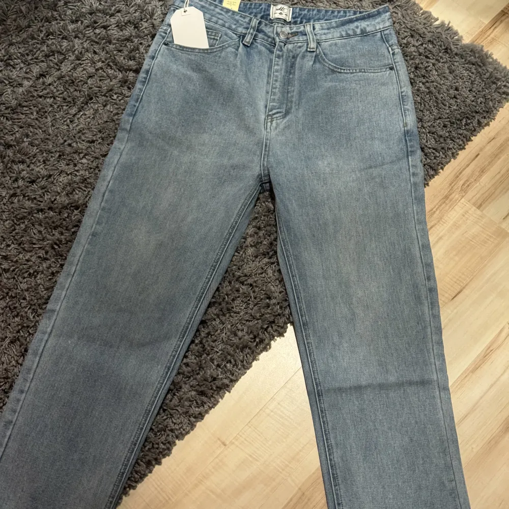 Ljusblå Jeans i märket IDLT  Säljes då de är lite för korta för mig (186cm)  Aldrig använda - har bara testat dem.. Jeans & Byxor.