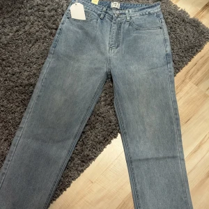 Light wash jeans IDLT (Helt nya) - Ljusblå Jeans i märket IDLT  Säljes då de är lite för korta för mig (186cm)  Aldrig använda - har bara testat dem.