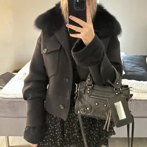 Meotine jacka svart  - säljer nu min fina Meotine jacka i svart, den är väl använd men väldigt väl skött, den är lite nopprig skriv så skickar jag fler bilder, ni står för frakt💞 ( köpte den för 2800kr ) 