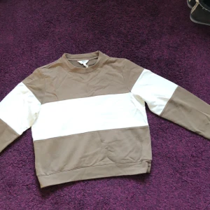 Brunvit tröja - Brunvit långärmad tröja från object! Superfin, skön och söt 😍 fint skick, kort i ärmarna och ganska liten i strl 🩷pris diskuterbart, kan absolut stryka 🩵