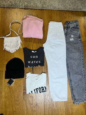 Klädpaket mix, Nelly, Kappahl, newyorker, pieces - Fint klädpaket fr flera märken! Två t-shirts från Kappahl, magtröja. 2 jeans från new yorker, rosa tröja från nelly( NLY ), HELT NY mössa från pieces med prislapp (nypris 100kr) väska från H&M. Passar mellan 9-13 år! Tröjan passar även större.Skriv frågor
