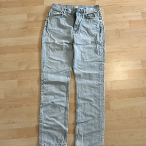 Jeans  - Använt 3 gånger. Säljer pågrund av att jeansen är förstora. Väldigt bra skick. 