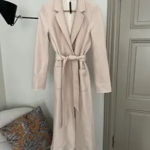 Very good condition, light pink wool coat. Classic cut. Italian 42 (EU 36)