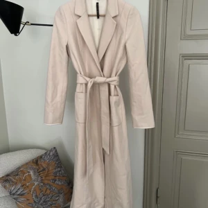 Long wool coat - Very good condition, light pink wool coat. Classic cut. Italian 42 (EU 36)