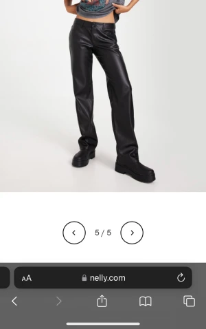 Lågmidjade skinnbyxor  - Säljer dessa fina skinn byxor då de aldrig kommer till användning. De är endast använda ett fåtals gånger köpta på Nelly för 599 kr mitt pris 250 