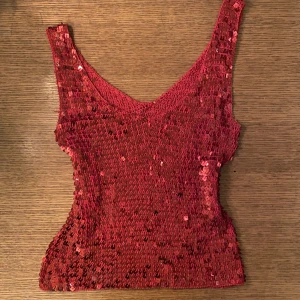 Gulligt rödglittrigt linne! - Går att använda åt båda hållen!💓💓 Använt skick! Några av paljetterna har börjat  flagna av lite färg vilket syns på sista bilden! Är dock inte så synligt om man bara kollar på den från normalt avstånd!❤️❤️