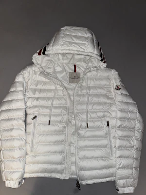 Moncler EUS - Moncler EUS nyskick i storlek M, säljer den för att den inte passar mig längre. Har tyvärr inget kvitto kvar och därför det låga priset men tags finns kvar.