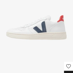 Veja sneakers - Veja sneakers V-10  Använda endast fåtal gånger  Nypris ca 1700kr och säljer för 900kr, priset kan diskuteras 💕 