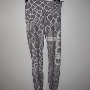 Träningsbyxor  - Säljer dessa träningsbyxor från Aimn. I storlek S och i mycket bra skick. Pris: 80 kr