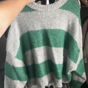 Stickad tröja  - Så skön stickadtröja från bershka🤗 Säljer då den inte kommer till användning längre  Stl S