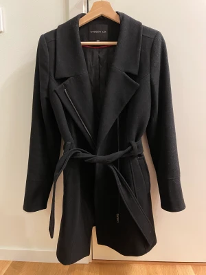 Svart kappa - Svart kappa från Stockh LM, storlek 38. Väl använd så det finns tecken på användning men i bra skick.