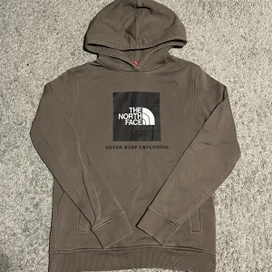 North face hoodie - Hoodie från the north face i storlek XL (junior). I toppskick!