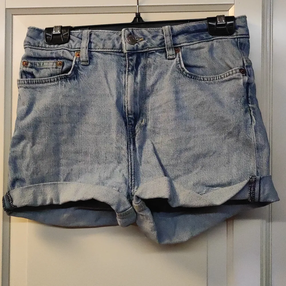 Enkla jeans shorts, original var de jeans men jag klippte dem. Väl använda men bra skick.. Shorts.