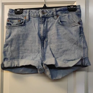 Jeans shorts - Enkla jeans shorts, original var de jeans men jag klippte dem. Väl använda men bra skick.