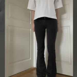 Levis Jeans - Säljer dessa jeans från levis🖤 Svarta, lågmidjade, bootcut