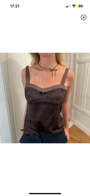 Söt vintage topp - Säljer denna toppen som jag köpt här på plick för att den är för liten för mig. Superfint skick! Justerbara band.
