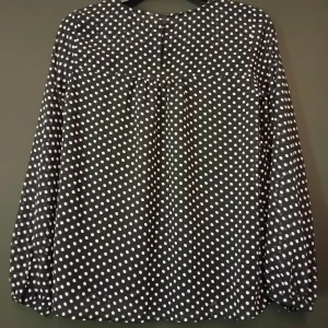 Prickig blus - Mörkblå, vitprickig blus. Sälj så den inte kommigt till använding. Ser ut som ny. 