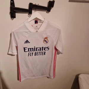 Real madrid tröja - Real madrids hemma tröja från 20/21. Storlek 164 