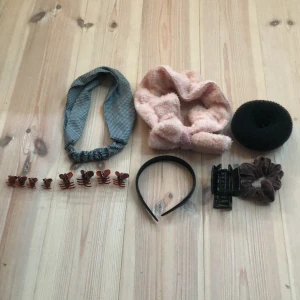 Hårgrejer  - 9 hårklämor 2 hårband 1 deadem 1 hår bulle och 1 skrunchie. Alla är i bra skick 