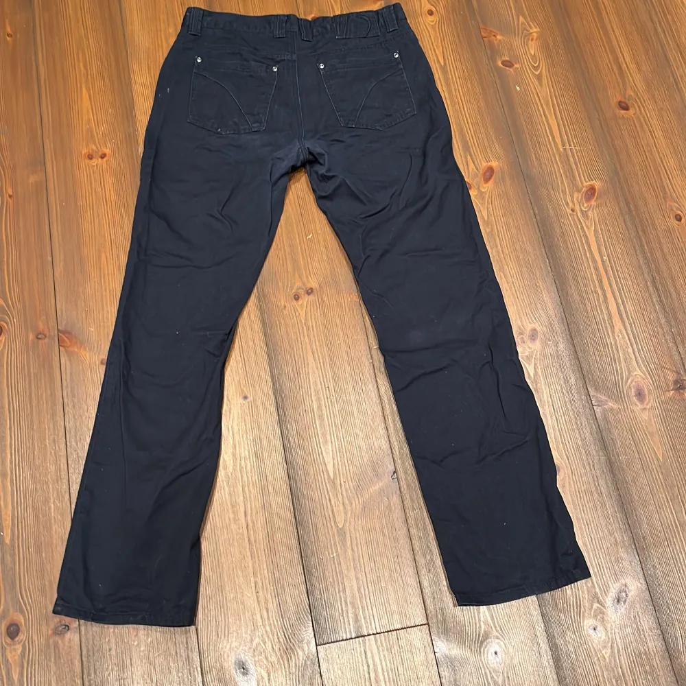 Ett par fräscha, Svarta jeans som är i bra skick men tyvärr kommer de inte till användning längre. Inga skador på byxorna skick 9/10 nästan som nya. Köparen står för frakten.😊. Jeans & Byxor.