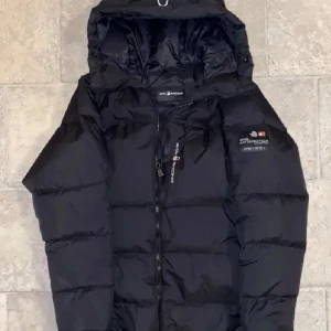 Sail racing jacka - Hej , jag vill sälja min jacka på grund av har köpt en ny , den är i jätte bra skick och funkar alldeles utmärkt. Köpte den för drygt 6 månader sedan för 3200kr . Pris kan diskuteras vid en snabb affär 😉, Järna ställ frågor om ni är intresserade !!!!