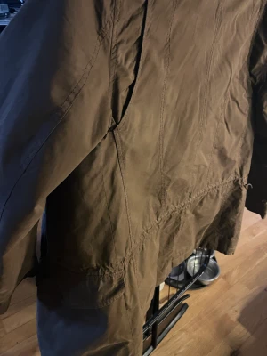 Tiger of Sweden - Snygg herrjacka av modell PATTON från Tiger of Sweden. Behändiga innerfickor, och fodrad så den är varm.