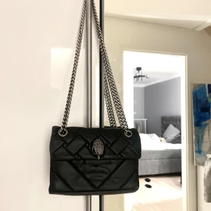 kurt geiger mini svart - Säljer denna fina kurt geiger väskan i mini stolek, väl andvänd då defekter finns på undersidan av väskan(se bild 2-3). Därav säljer jag för 600kr där köparen står för frakt. Budgivning vid stort intresse🌟🌟