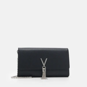 Valentino handväska - Jättefin valentino handväska i nyskick! Använd fåtal gånger. Inga skador🩷självklart äkta Nypris: 799kr  Pris kan diskuteras!