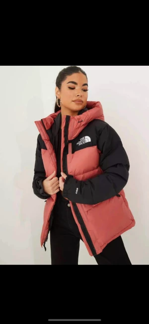 The North Face Jacka  - Vinterjacka från The North Face tjock och varm med luva. Använd 3 gånger. Helt nyskick,  Säljer pga har en annan. Nypris 4399kr budgivning från 1500kr.  Material  100% Nylon Foder 100% Fyllning 80% Dun, 20% Fjäder. Om mer bilder önskas kontakta mig.