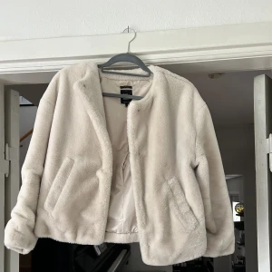 Pälsjacka - Vit/ljusbeige fuskpälsjacka från Zara i storlek XS (men passar även S). Den här är verkligen så mysig!