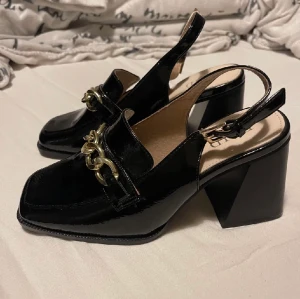 Eleganta skor - Finna för många tillfällen Helt nya i bra skick (säljer dem för storleken inte passade mig) men annars jätte fina