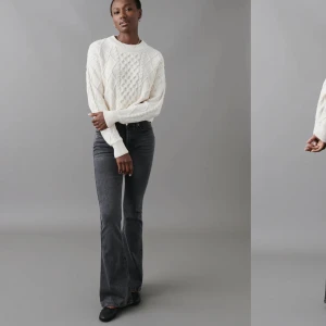 Gina tricot jeans  - Säljer mina low waist jeans från Gina, dom är otroligt populära men tycker ej dom passar mig, dom är mörk grå och super sköna! Skriv för fler bilder eller andra frågor! 