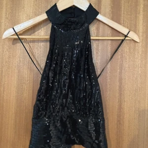 Topp från bikbok, aldrig använt🥂 - Superfin topp från bikbok i storlek 36/S, aldrig använd