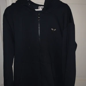 Cdg hoodie - Säljer nu min cdg hoodie. Fint skick.