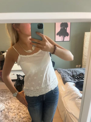 Fint linne - Jätte snyggt linne med broderier! Jätte bra skick!💞