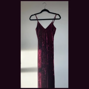 Crushed velvet maxi klänning - Så fin långklänning i sammet🔮 Köpte denna inför balen, men kom aldrig till användning. Så endast provad.  Klänningen är figursydd och med slits nertill. Vid intresse kan jag skicka bild med den på! Klänningen passar de flesta tillfällen, nyår, bal mm.💐 