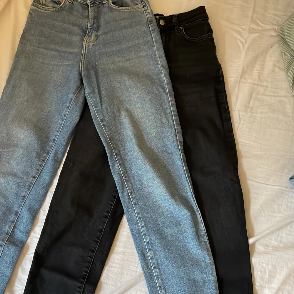 Två par raka jeans från ginatricot, strl 32 , midwaist , båda för 50kr. Jeans & Byxor.