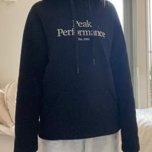 Säljer min peak performance hoodie för att den inte kommer till användning. Har anväts ett fåtal gånger.
