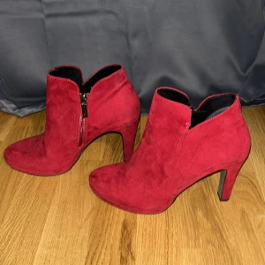 Klackskor - Röda klackskor som är skit snygga men säljer pga har för många. Använt 2 gånger o dom är i jätte bra skick