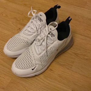 Nike air Max 270 - Ett par jättefina Nike air Max 270 som använts en del men tagits väldigt bra hand om skulle säga skick 8.5/10 (kan tänkas gå ner i pris)