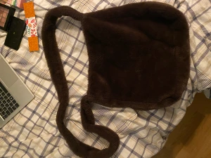 brun fluffig väska crossbody från H&M - brun fluffig furr väska från H&M crossbody får plats med en dator i, knappt använd Skriv för fler bilder