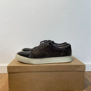 Lanvin Captoe grå - Säljer nu dessa stilrena grå Lanvin captoe i storlek 8 vilket är 42 och passar 43. Inget OG och skorna är i skick 7/10 general wear lite skador på lädret. 2500kr